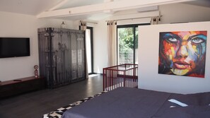 5 bedrooms, iron/ironing board, travel crib, free WiFi - 950m from the sea, Villa 259 has a splendid SEA VIEW, OVERFLOW SWIMMING POOL (les issambres)