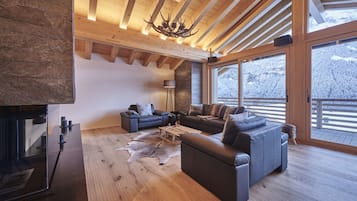 Fernseher, Kamin, Stereoanlage