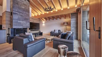 TV, fireplace, stereo