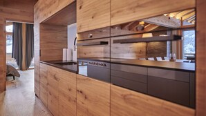 Une cuisine moderne avec des meubles en bois et un plan de travail noir.
