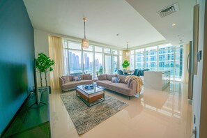 디럭스 아파트 | 거실 공간 | 케이블 채널 시청이 가능한 65인치 스마트 TV, TV