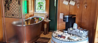 Grape Escape at Olympic Railway Inn - Pet Friendly