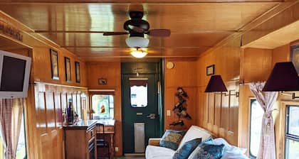 Grape Escape at Olympic Railway Inn - Pet Friendly