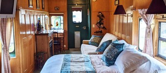 Grape Escape at Olympic Railway Inn - Pet Friendly