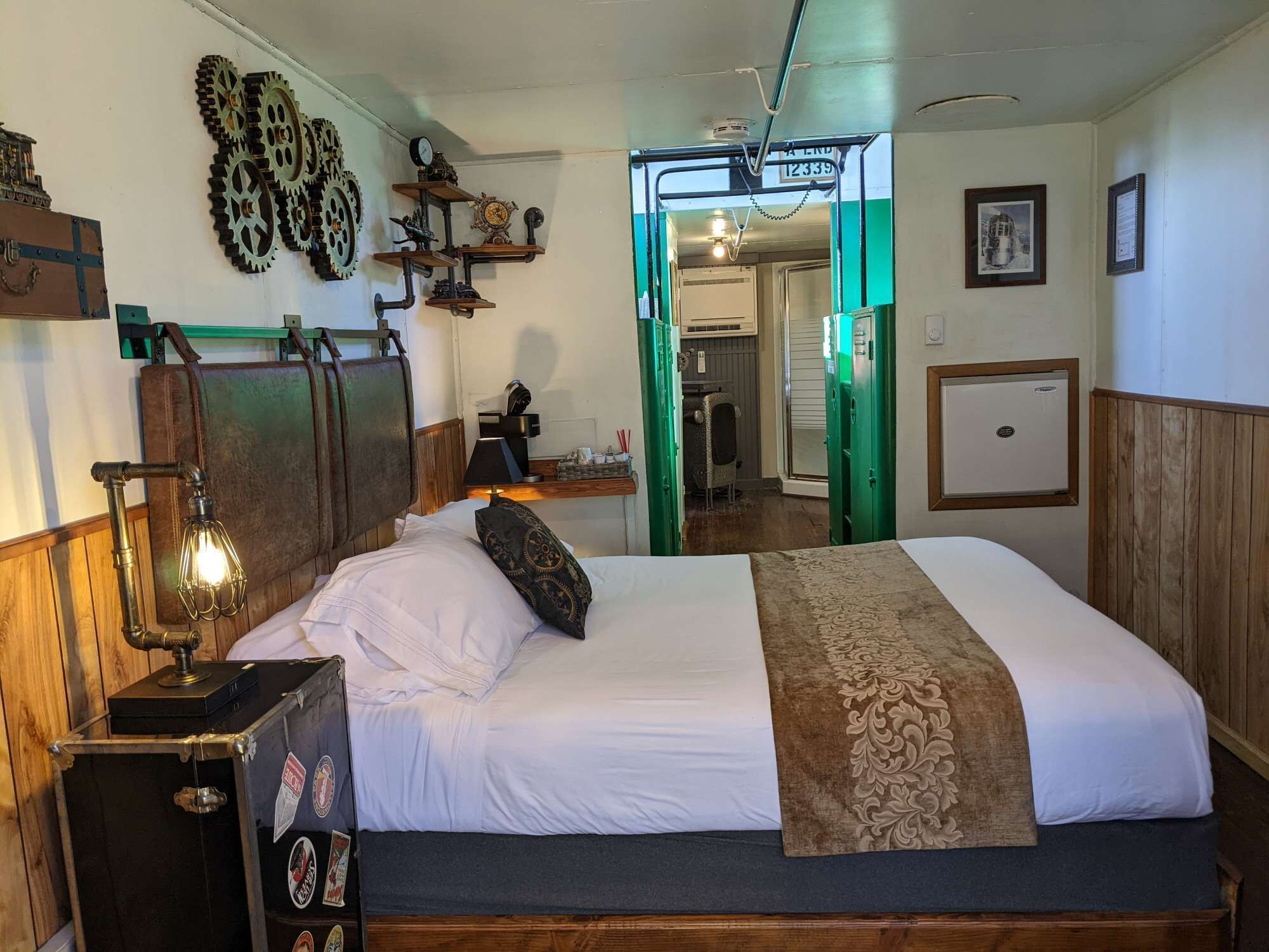 1 bedroom, desk, iron/ironing board, WiFi