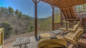 House, 5 Bedrooms | Balcony