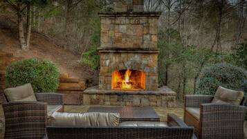 House, 5 Bedrooms | Property grounds