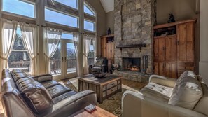House, 5 Bedrooms | Living room