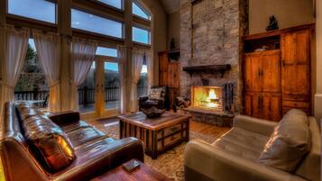 House, 5 Bedrooms | Living room