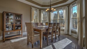 House, 5 Bedrooms | In-room dining