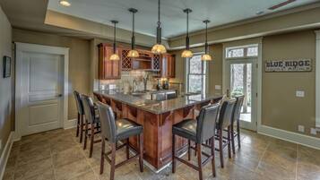 House, 5 Bedrooms | In-room dining