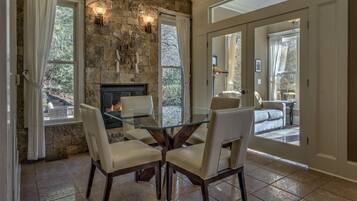 Nhà, 5 phòng ngủ | Khu vực ăn uống tại phòng