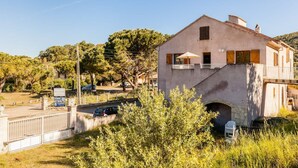 Un edifici de dues plantes amb un balcó i un petit porxo.