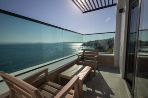 尊荣套房, 1 张特大床, 外廊, 海景 | 高档床上用品、迷你吧、客房内保险箱、办公桌