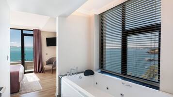 Premium-Suite, 1 King-Bett, Veranda, Meerblick | Hochwertige Bettwaren, Minibar, Zimmersafe, Schreibtisch
