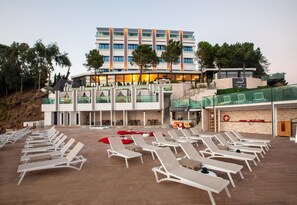 Privat strand, svart sandstrand, gratis strandcabanor och solstolar