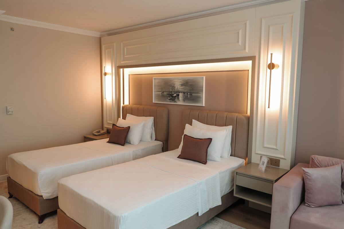 Deluxe Twin Room | 1 bedroom, premium bedding, minibar, in-room safe