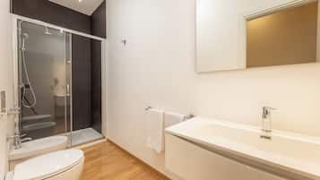 Habitación clásica | Baño | Regadera, secadora de cabello, bidet, toallas
