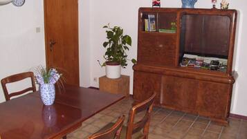 Apartment, 2 Bedrooms, Garden View | Dining