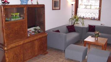 Apartment, 2 Bedrooms, Garden View | Living area