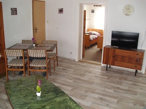 Apartment, 2 Bedrooms, Garden View | Dining - Charming Langelsheim Apartment in Historic Fachwerkhaus (Langelsheim)