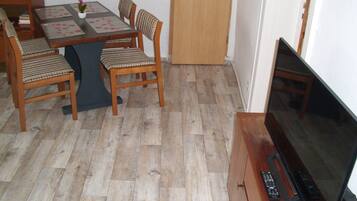 Apartment, 2 Bedrooms, Garden View | Dining