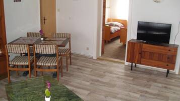 Apartment, 2 Bedrooms, Garden View | Dining