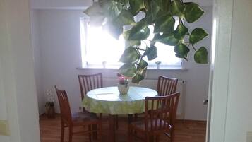 Apartment, 1 Bedroom, Garden View | Dining