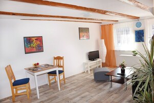 Apartment, 1 Bedroom, Garden View | Living area