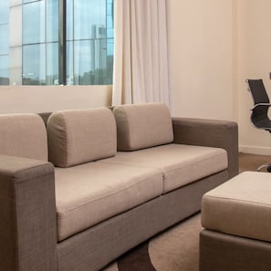 Quarto, 1 quarto, acessível, para fumantes | Área de estar | TV LED, lareira