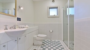 Baignoire, articles de toilette écologiques, sÚche-cheveux, savon