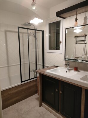 Combined shower/tub, hair dryer, towels, toilet paper