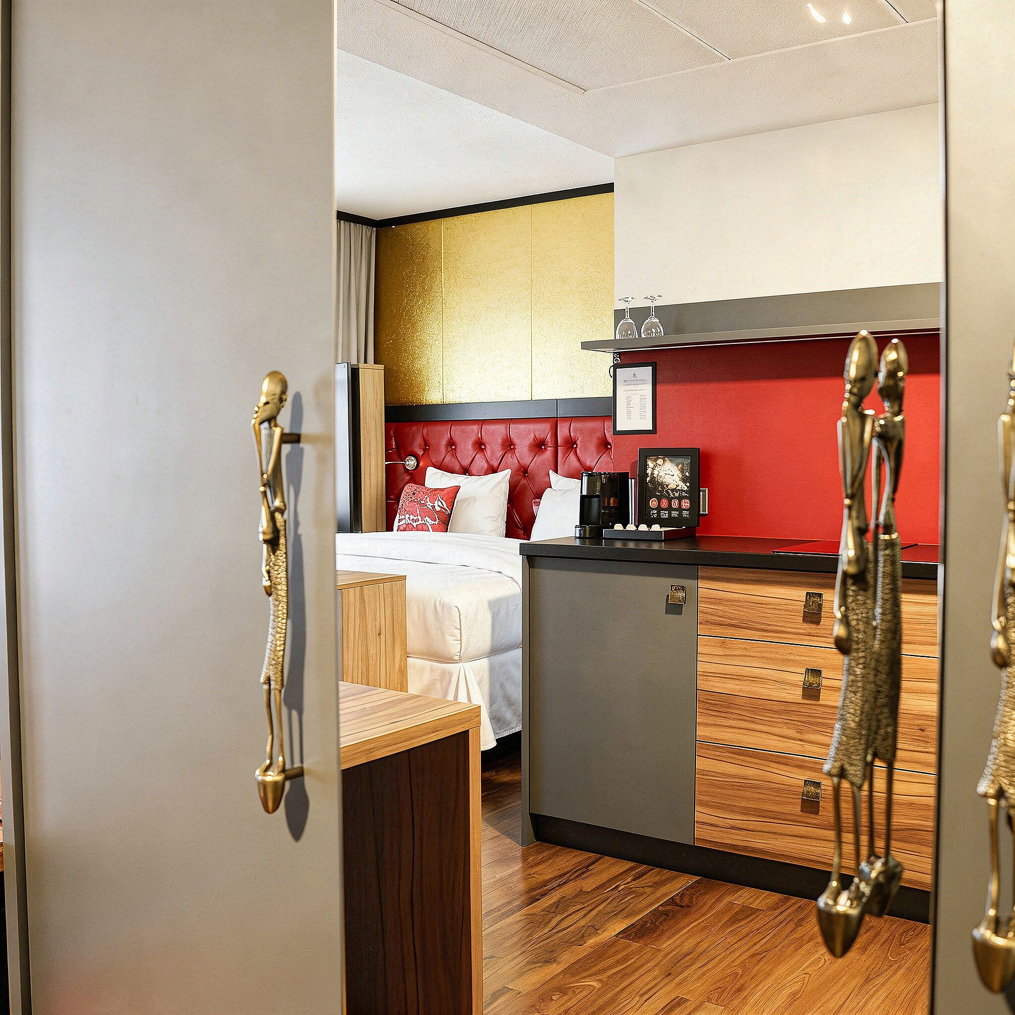 Studio Suite, Kitchenette | Minibar, in-room safe, individually decorated, desk