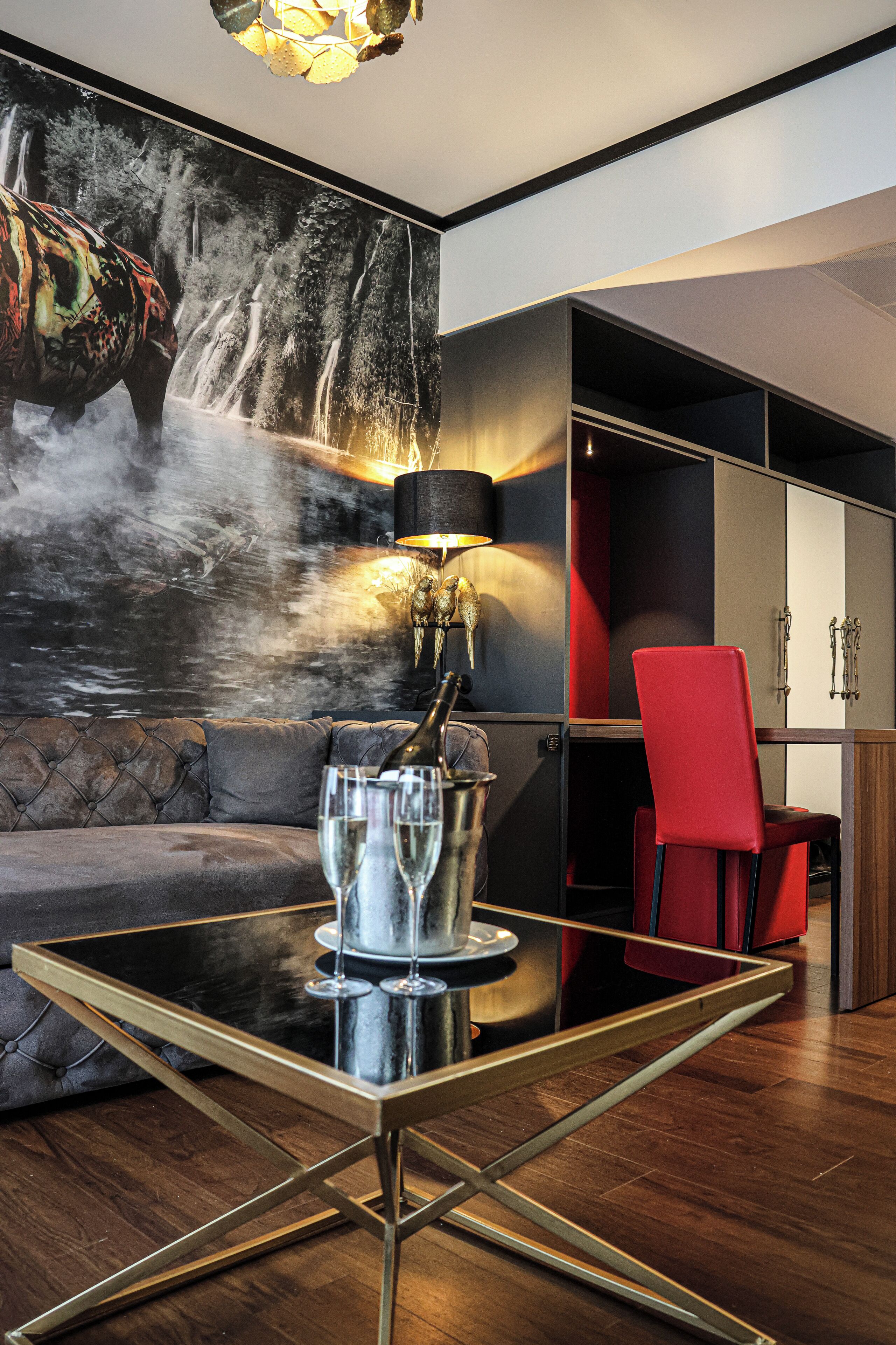 Exclusive Studio Suite | Minibar, in-room safe, individually decorated, desk