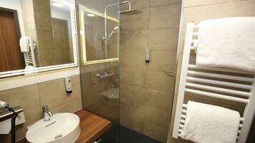 Studio Suite, dapur kecil | Kamar mandi | Shower, perlengkapan mandi gratis, pengering rambut, dan jubah mandi
