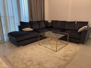 Living room - Luxurious and Spacious One-bedroom Apartment in the Heart of Dubai (Dubai)