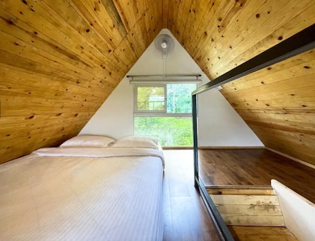 2 habitaciones y tabla de planchar con plancha