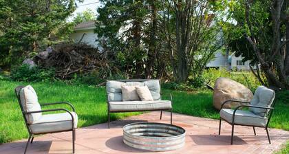 The Sunny Side! Convenient and Sleeps 6!