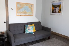 Smart TV, fireplace, books - The Sunny Side! Convenient and Sleeps 6! (Calumet)