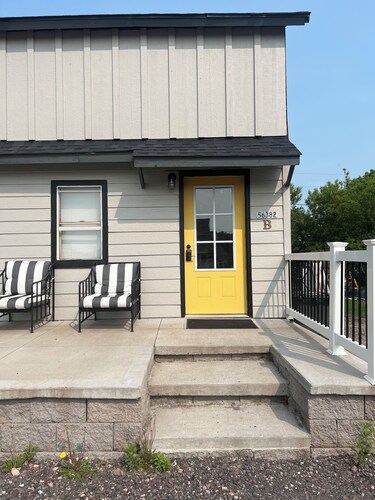 The Sunny Side! Convenient and Sleeps 6!
