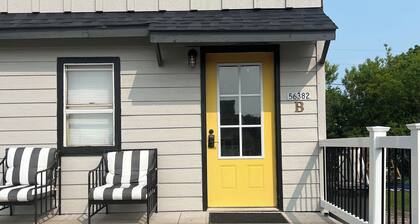 The Sunny Side! Convenient and Sleeps 6!