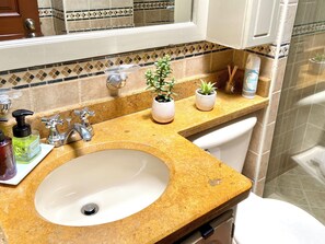 Apartamento, 2 quartos, terraço, vista para a cidade | Banheiro | Sabonete, shampoo