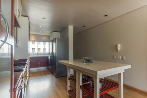 Apartment, 3 Bedrooms, Balcony, City View | Interior