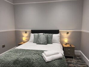 Superior Double | Desk, iron/ironing board, free WiFi, bed sheets - The Kings Arms Hotel (Lockerbie)