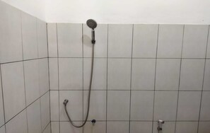 Chambre Standard avec lits jumeaux | Équipements de salle de bain | Douche, douche à « effet pluie », bidet, savon