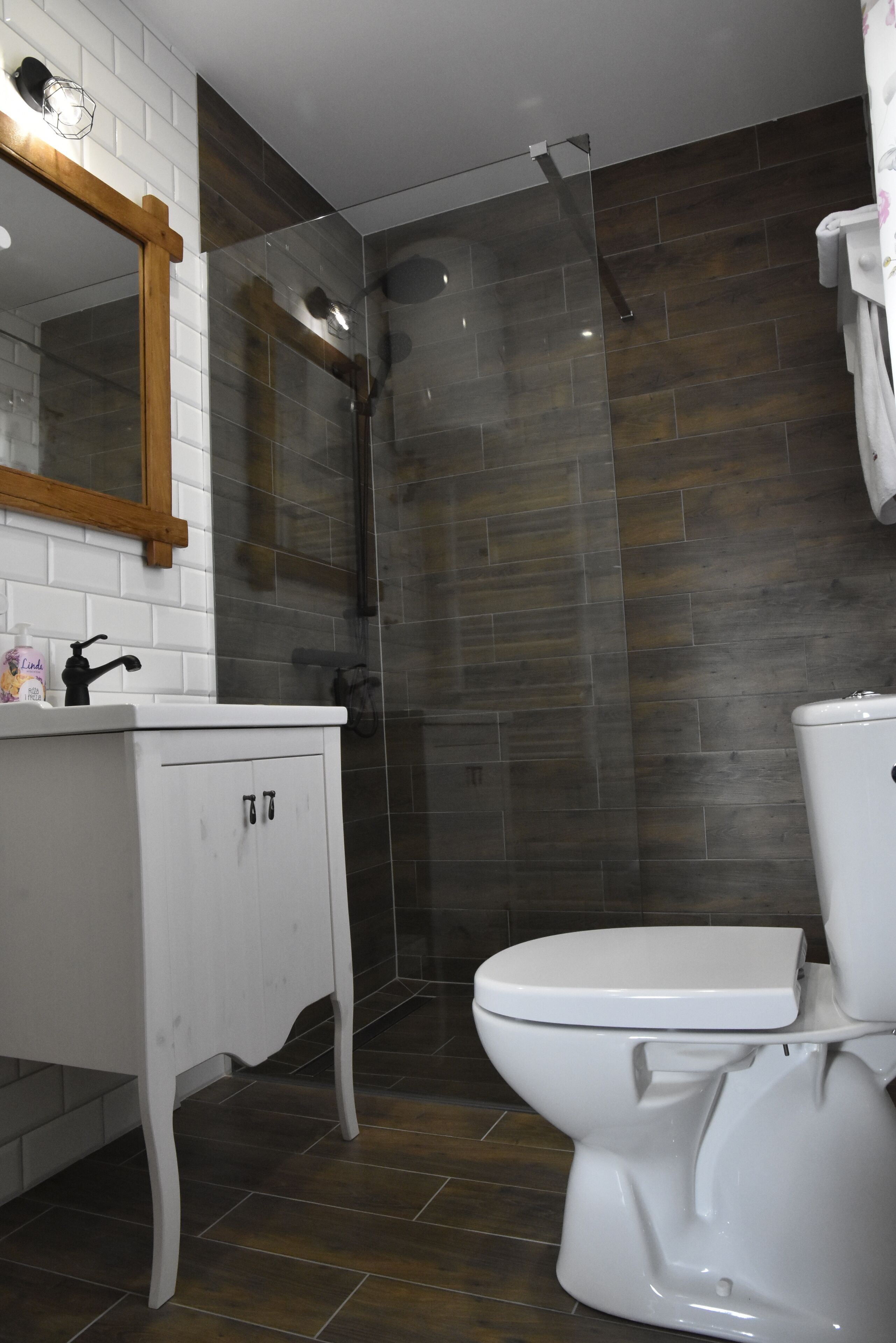 Douche, sèche-cheveux, serviettes fournies, savon