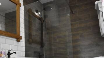 Douche, sèche-cheveux, serviettes fournies, savon