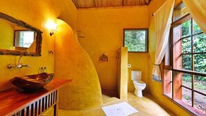 Combined shower/bathtub, towels - Primate Lodge (Kibale)