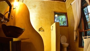 Combined shower/tub, towels - Primate Lodge (Kibale)