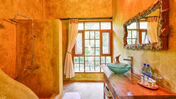 Combined shower/bathtub, towels